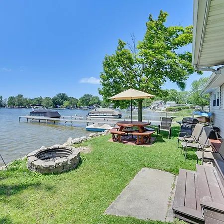 Lakefront Gem With Watercrafts And Dock In Coldwater!